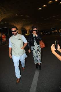 Saif Ali Khan, Kareena Kapoor spotted at the Mumbai airport