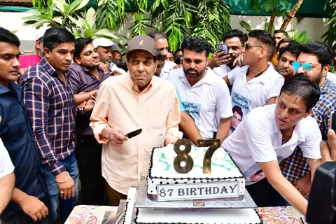 Dharmendra celebrating his 87th Birthday 