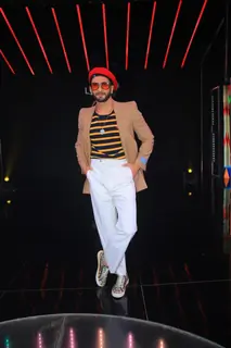 Ranveer Singh spotted promoting Cirkus movie on the set of Sa Re Ga Ma Li'l champs