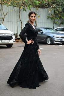 Pooja Hegde spotted promoting upcoming film Cirkus on the set of Indian Ideol 13 