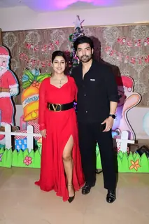 Gurmeet Choudhary and Debina Bonnerjee celebrate Christmas with fans