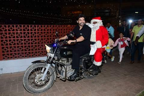 Gurmeet Choudhary celebrate Christmas with fans