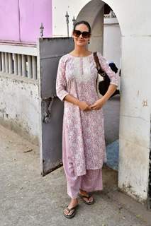 Esha Gupta spotted in Bandra