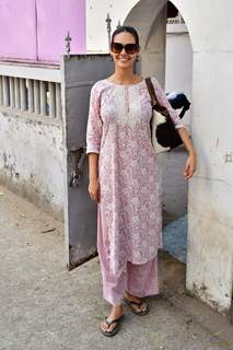 Esha Gupta spotted in Bandra