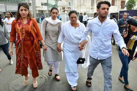 Celebrites spotted Tunisha Sharma's funeral