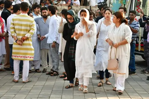 Celebrites spotted Tunisha Sharma's funeral