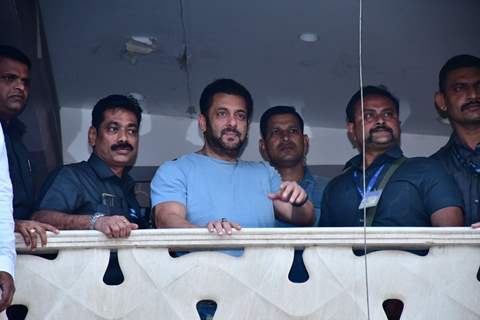 Salman Khan greets his fans on his Birthday from the Galaxy apartment