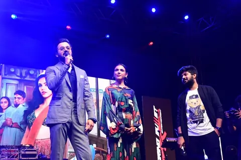 Bhuvan Bam and Shriya Pilgaonkar spotted promoting Tazza Khabar at Mithibai college fest Kshitij