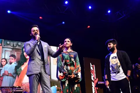 Bhuvan Bam and Shriya Pilgaonkar spotted promoting Tazza Khabar at Mithibai college fest Kshitij