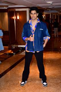 Sidharth Malhotra opts for a printed shirt and denim jacket for the trailer launch of Mission Majnu