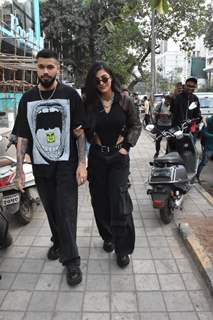 Shruti Haasan spotted with her boyfriend at foodhall in Khar