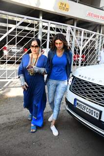 Shilpa Shetty spotted with her mother in Juhu 