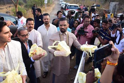 Suneil Shetty and Ahan Shetty meet the media post KL Rahul - Athiya wedding to distribute sweets to paps 