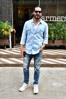 Dino Morea snapped at farmers cafe in Khar 