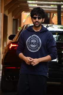 Kartik Aaryan snapped in Juhu 