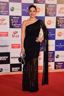 Sunny Leone grace Zee Cinema Awards 2023