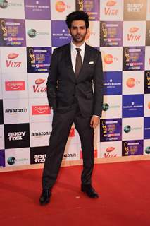 Kartik Aaryan grace Zee Cinema Awards 2023