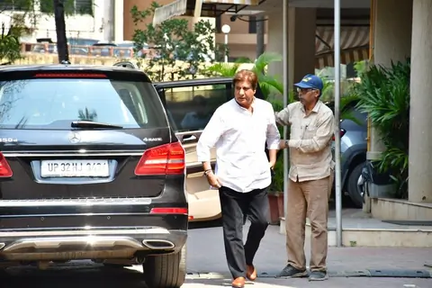 Raj Babbar snapped at outside the Satish Kaushik’s apartment 