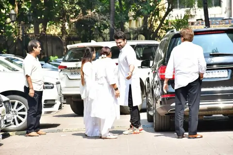 Aarya Babbar, Raj Babbar snapped at outside the Satish Kaushik’s apartment 