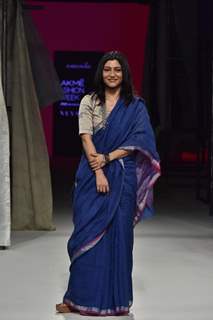 Konkona Sen Sharma walk the ramp at Lakme Fashion Week 2023