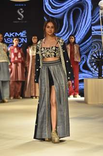 Rakul Preet Singh walk the ramp at Lakme Fashion Week 2023