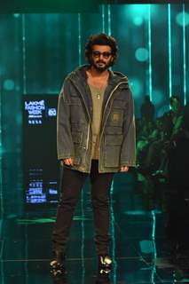 Arjun kapoor walk the ramp at Lakme Fashion Week 2023 day 2