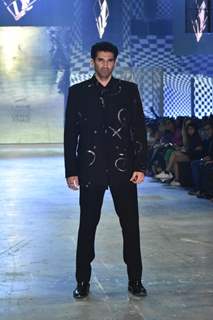 Aditya Roy Kapur walk for Manish Malhotra at the grand finale of Lakme Fashion Week 2023