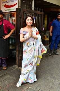  Shweta Tripathi snapped promoting their upcoming film Kanjoos Makhichoos in the city 