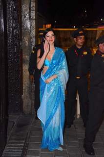 Shanaya Kapoor looked sizzling hot in a sequin blue saree. 