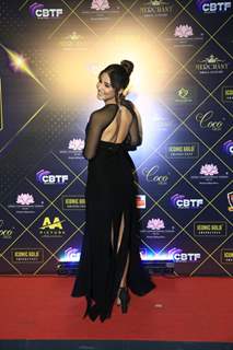 Hina Khan raising the bar in her backless, slit gown 