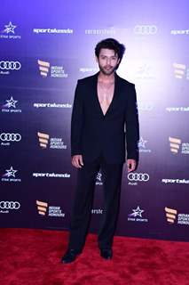 Ranveer Singh, Deepika Padukone, Anushka Sharma, Virat Kohli others grace the red carpet of fourth edition of Indian Sports Honours