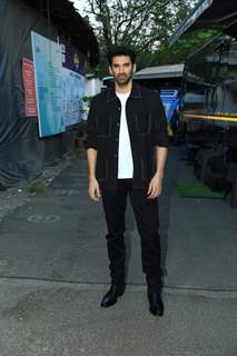 Aditya Roy Kapur snapped promoting upcoming film Gumraah on the set of The Kapil Sharma Show 