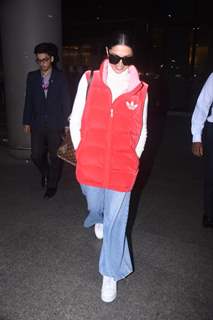 Deepika Padukone snapped at the Mumbai airport 