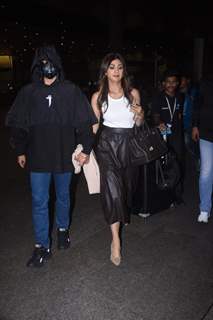 Shilpa Shetty snapped with her husband Raj Kundra at the Mumbai airport 