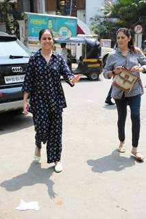 Genelia D'Souza sanpped inwith her mother in Khar