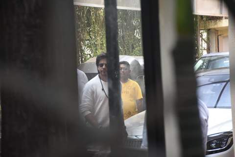 Shah Rukh Khan snapped at Aditya Chopra’s house to pay last respects to Pamela Chopra