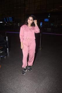 Aishwarya Sharma snapped at Mumbai airport 