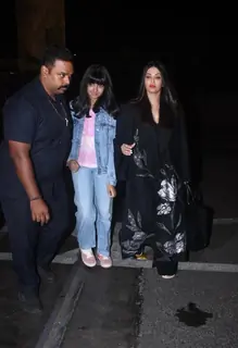 Aishwarya Rai Bachchan, Aaradhaya Bachchan snapped at the Mumbai airport 