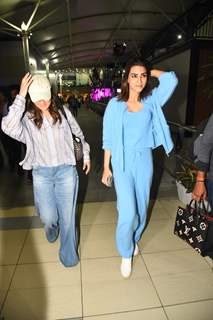 Kareena Kapoor, Kriti Sanon snapped at the Mumbai airport 