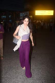 Janhvi Kapoor snapped at the Mumbai airport 