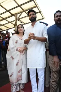 Vicky Kaushal and Sara Ali Khan visit Siddhivinayak Temple to seek blessing 