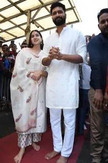 Vicky Kaushal and Sara Ali Khan visit Siddhivinayak Temple to seek blessing 