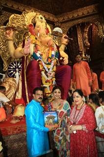 Shilpa Shetty with her mother at Lalbaugcha Raja 
