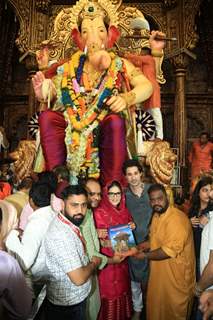 Sunny Leone snapped with her husband at Lalbaugcha Raja 
