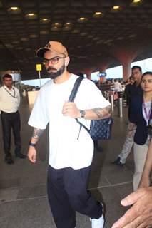 Virat Kohli snapped at the Mumbai airport 