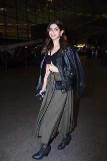 Khushi Kapoor snapped at the Mumbai airport 