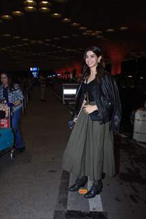 Khushi Kapoor snapped at the Mumbai airport 