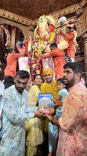 Harbajan Singh with family at Lalbaugcha Raja to seek blessings of Ganpati Bappa 