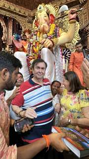 Randhir Kapoor and Babita Kapoor visit Lalbaugcha Raja to seek blessings of Ganpati 