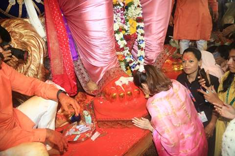 Bhagyshree visit Lalbaugcha Raja to seek blessings of Ganpati Bappa 